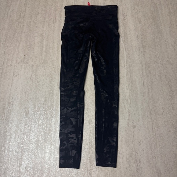 Spanx leggings black camo  Built in Contoured Power waistband tummy shaping - Picture 6 of 9